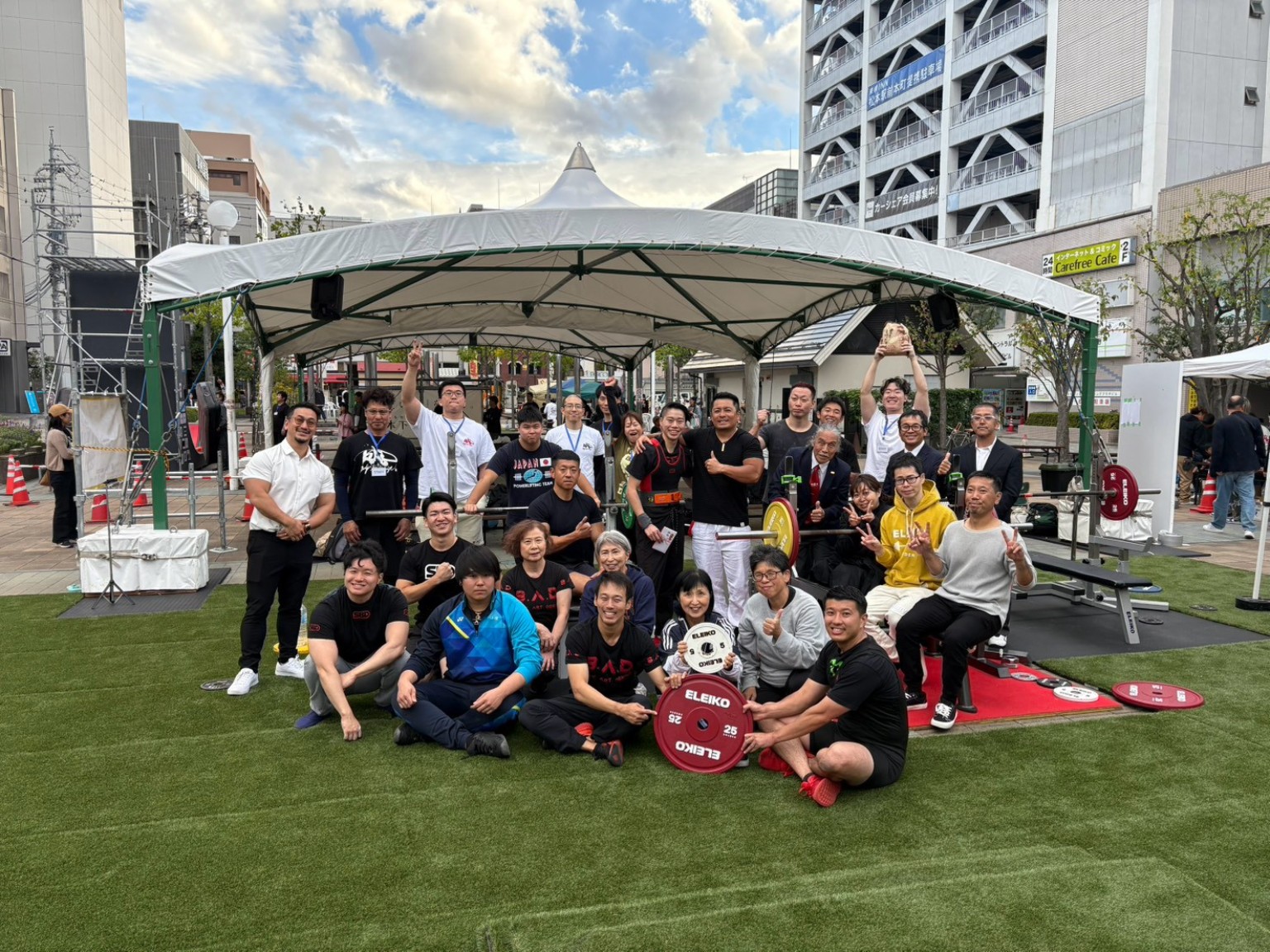 ベンチプレスのイベントに集まるB.A.D.の仲間と参加者
