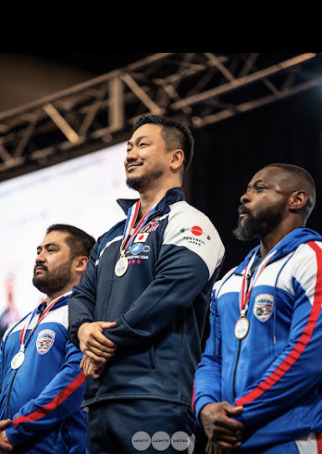 世界クラシックベンチプレス選手権の表彰台に立つ鈴木佑輔